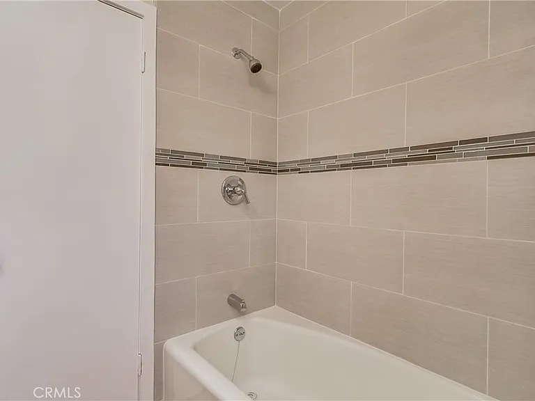 1918 La France Ave — Photo 17