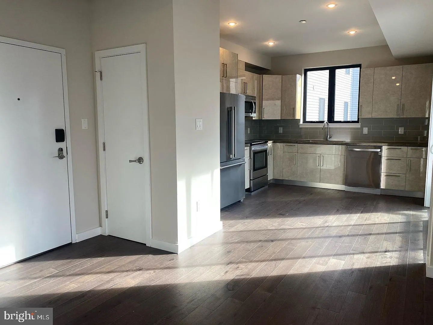 1 bed, 1.5 bath, 800 sqft, $2,100 — Photo 3