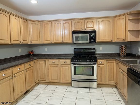 5th image of 28 Belle Oaks Ln