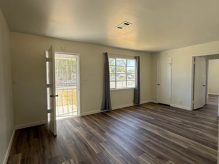 1147 W Oldfield St — Photo 2