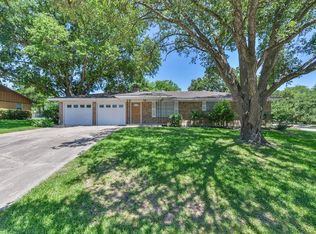 1002 Robinhood Rd, Brenham, TX 77833