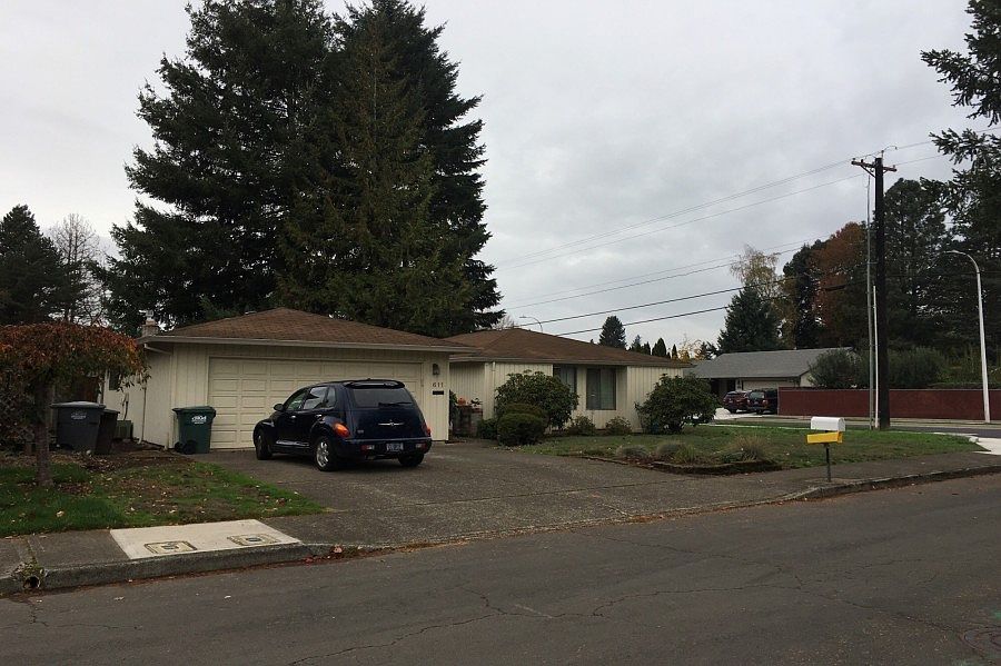 1st image of 611 SE 35th Ave