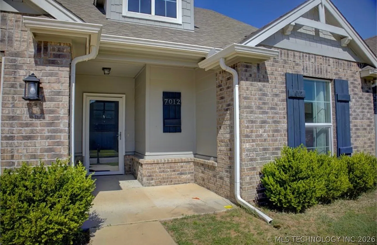 3 bed, 2.0 bath, 1705 sqft, $1,900 — Photo 3