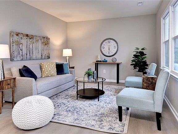 4th image of 10 Ridgemont Cir