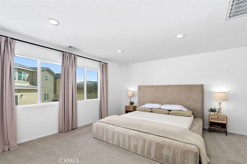 5 bed, 2400 sqft, $3,395 — Photo 4