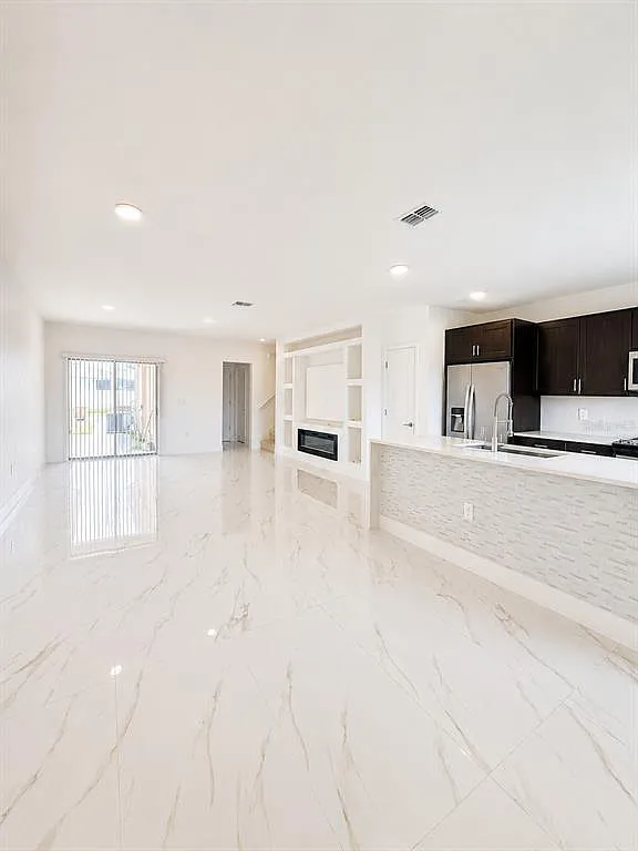 3 bed, 2.5 bath, 1569 sqft, $2,400 — Photo 3