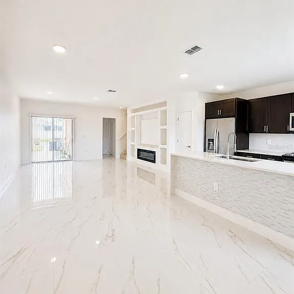 1562 Carbondale Row — Photo 3
