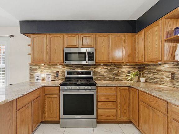 4th image of 1025 Hampshire Ln