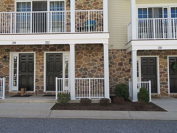 Covered entrance 212