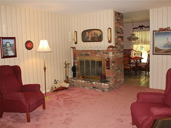 3rd image of 1405 Sherwood Dr