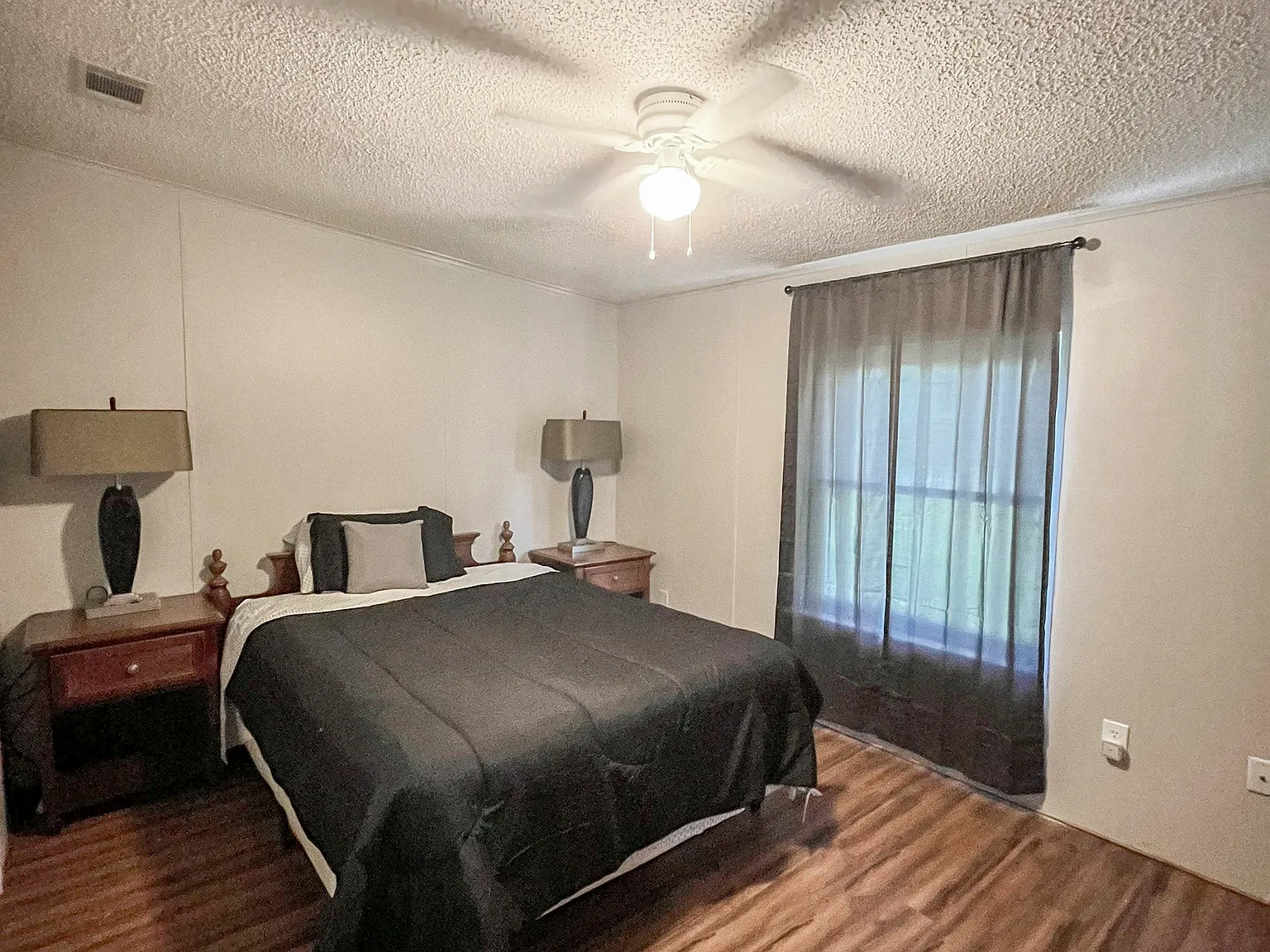 3 bed, 2.0 bath, 2600 sqft, $1,001 — Photo 1