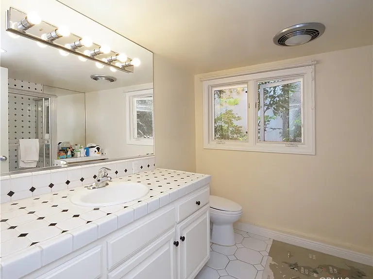 345 Palos Verdes Dr W — Photo 17