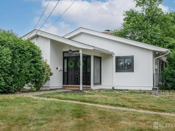 15 Wilson Cir W, Red Bank, NJ 07701