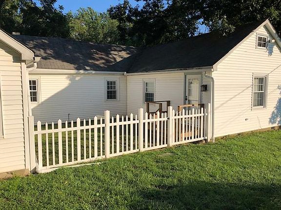 Fenced-in Courtyard!