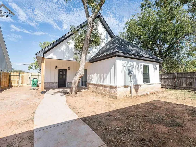 103 W Aldine St — Photo 29