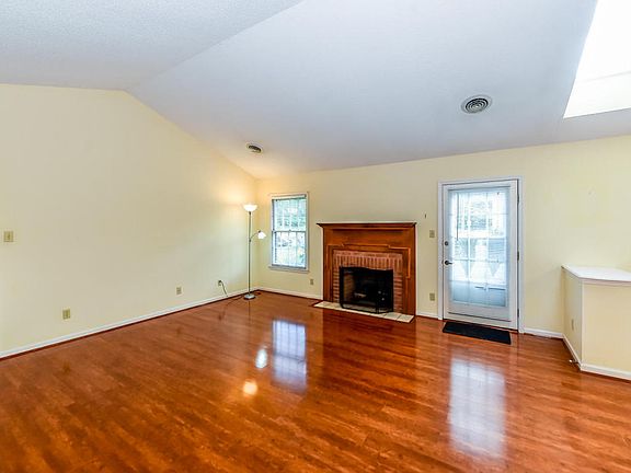 3rd image of 122 Mayfair E