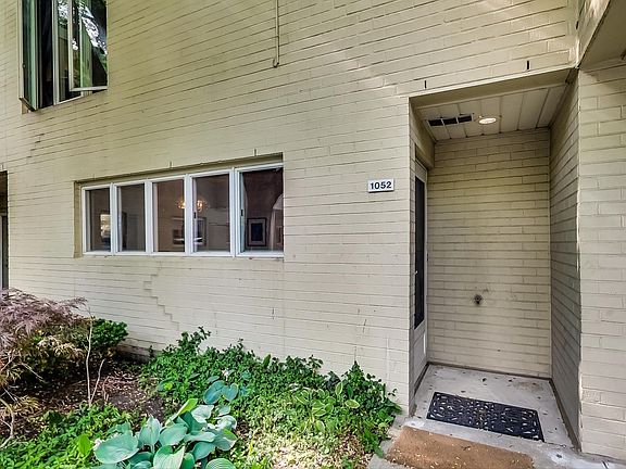 4th image of 1052 S Plymouth Ct #415