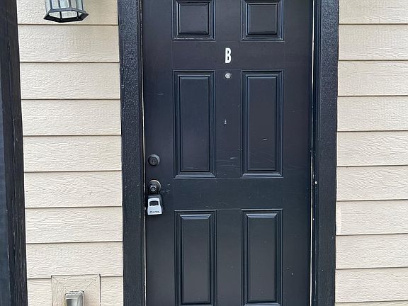 3rd image of 511 E Lagrange St #B