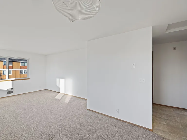 101 S Oak Harbor St #B102 — Photo 4
