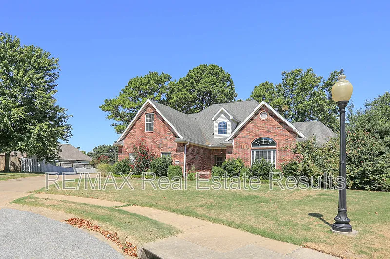 3 bed, 2.0 bath, 2854 sqft, $2,850 — Photo 3