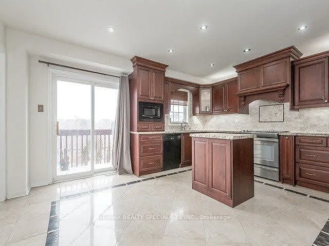 114 River Rock Cres — Photo 3