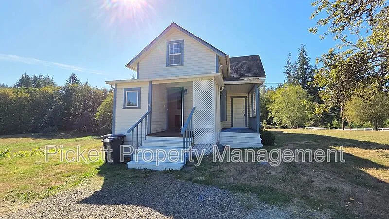 4 bed, 2.5 bath, 2800 sqft, $2,500 — Photo 2