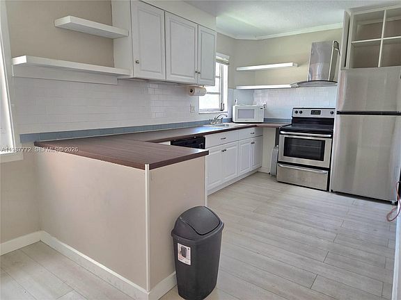 3rd image of 1700 NE 191st St APT 100