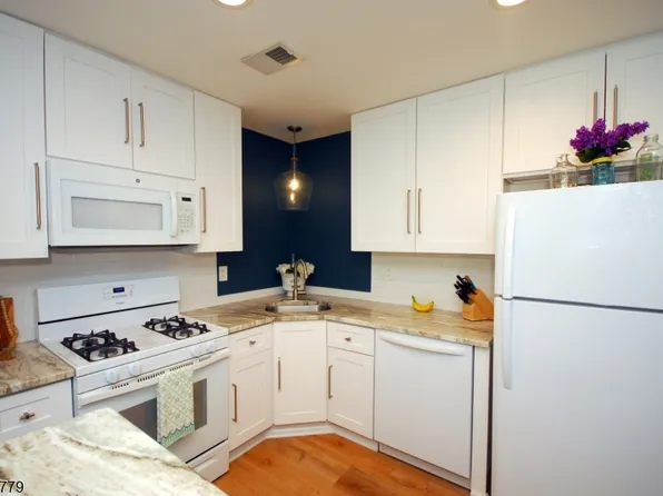 8 Henley Dr, Franklin Twp., NJ 08873