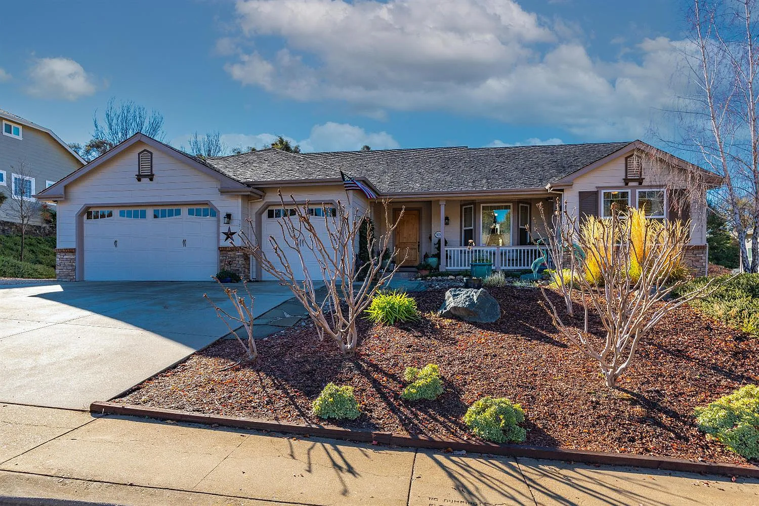 305 Golden Hills Dr photo 1