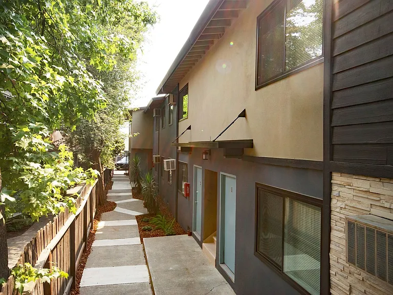 2412 Q St — Photo 8