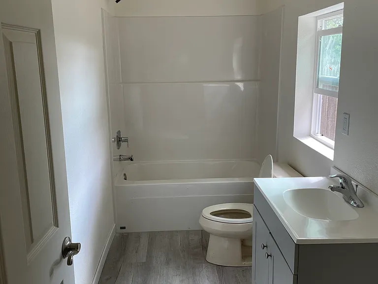 NE Sherwood Pl — Photo 3