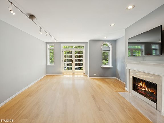 3rd image of 630 W Wrightwood Ave APT 2W