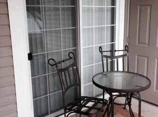 2014 Farmington Lakes Dr APT 6, Oswego, IL 60543