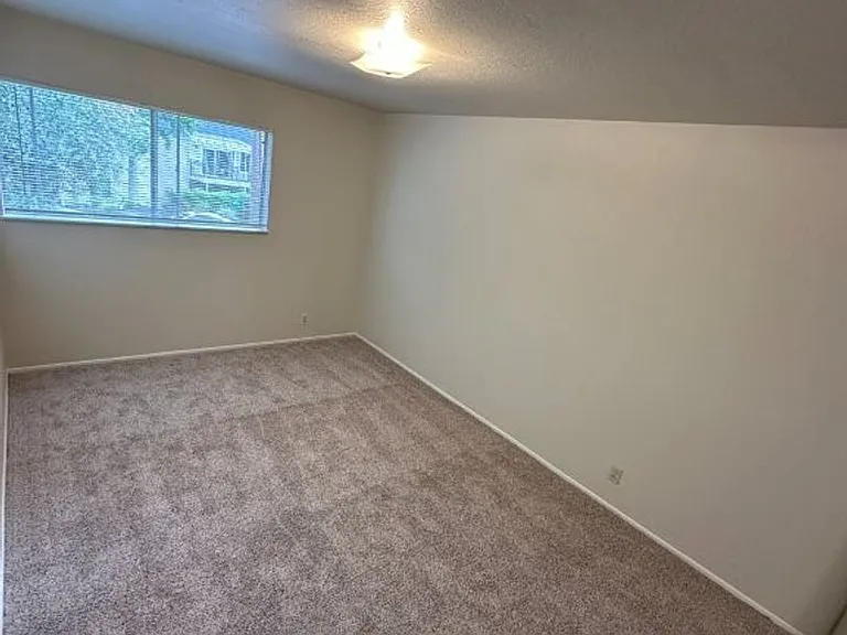 586 Berry Ave — Photo 7