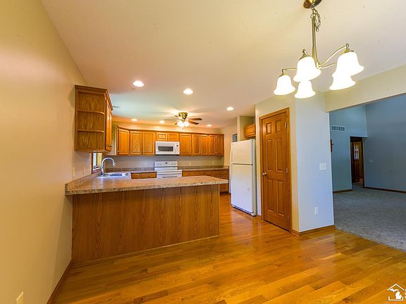 5th image of 860 Plank St