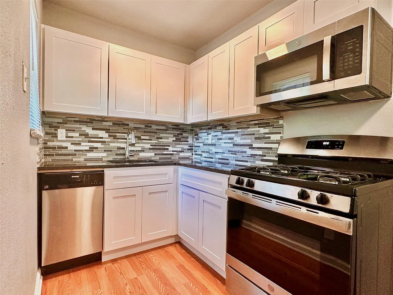 1 bed, 1.0 bath, 450 sqft, $1,100 — Photo 2