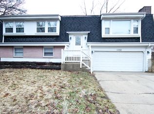 906 Rosewood Dr, Carpentersville, IL 60110