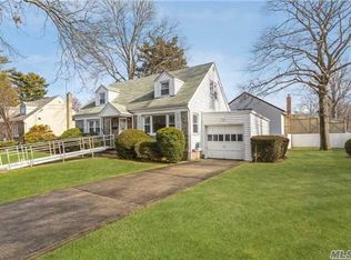 128 Elmwood St, Westbury, NY 11590