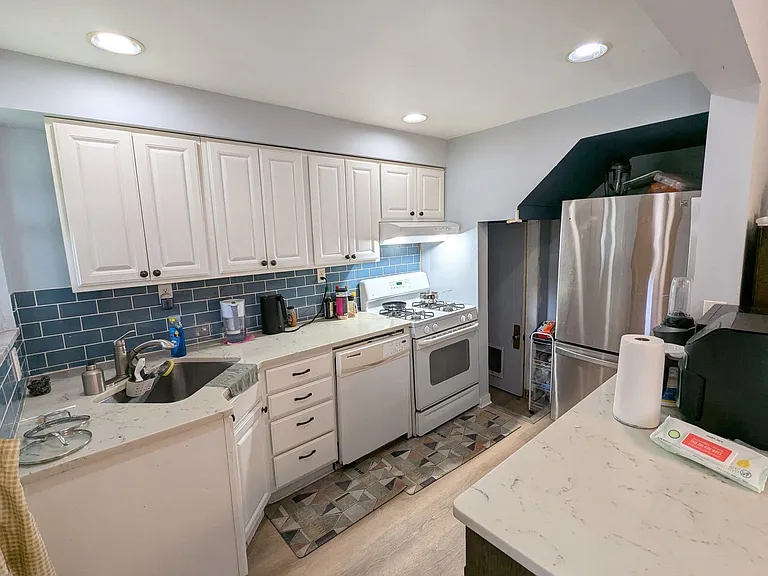 6330 Crombie St — Photo 4