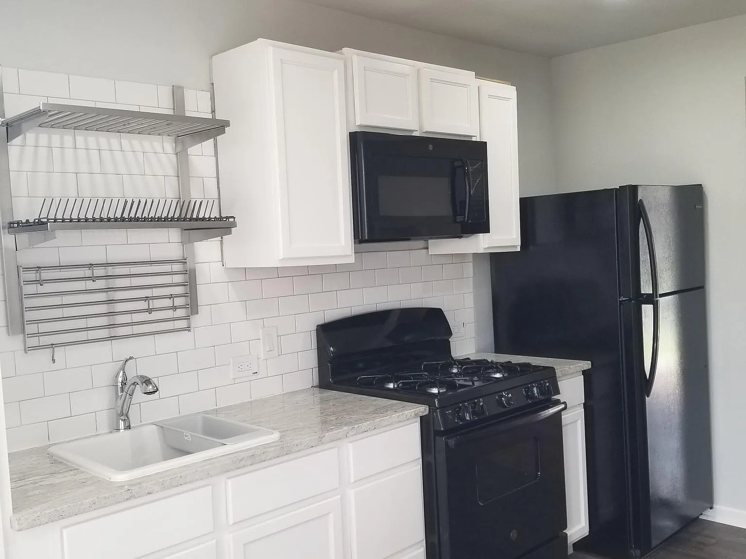 702 Urbantke Ln — Photo 2