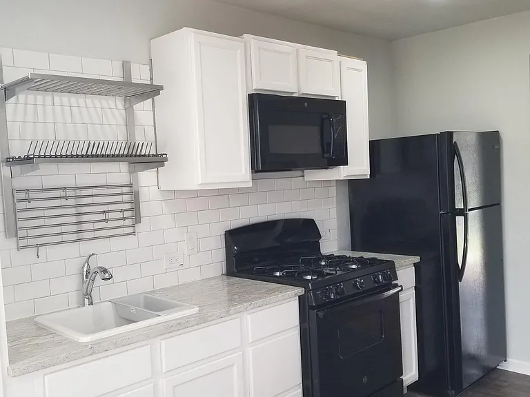 702 Urbantke Ln #B — Photo 2