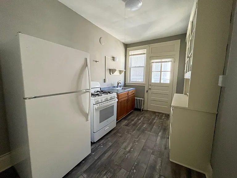 704 Farmington Ave #C3 — Photo 6
