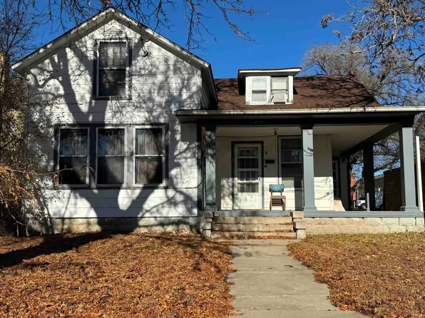 213 W 12th St, Hays, KS 67601