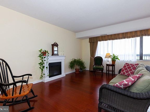 4th image of 3713 S George Mason Dr #1315W