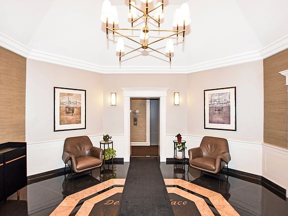 4th image of 33 W Delaware Pl APT 13A
