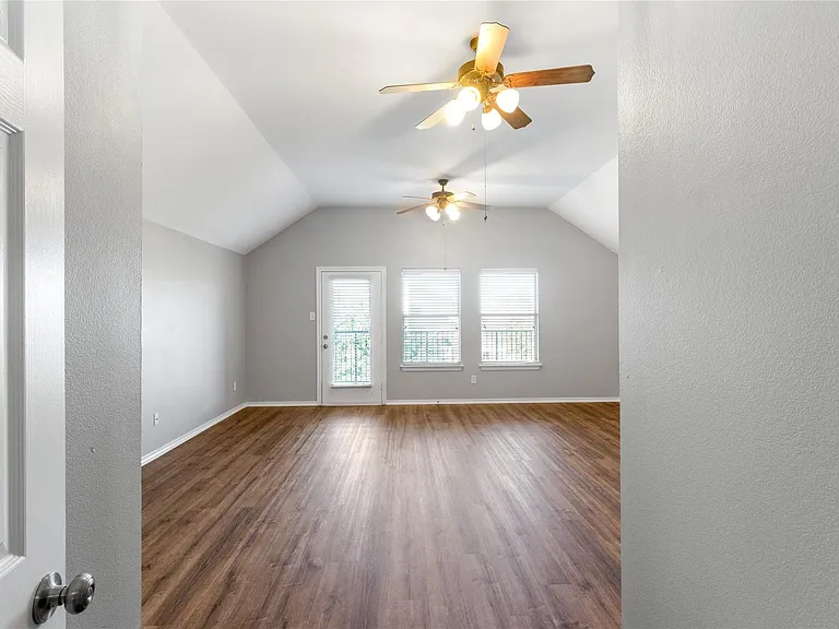 504 Connemara Ct — Photo 5