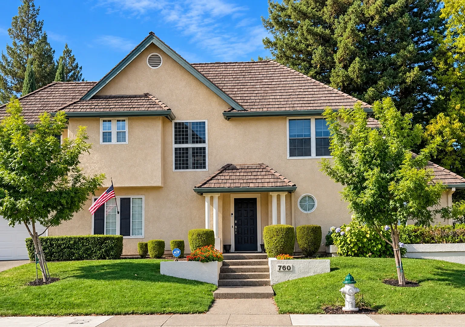 For Rent Riverlake Living in Sacramento's Pocket Area! — Photo 2
