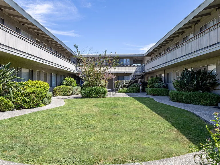 Fontainbleau Apartments — Photo 1