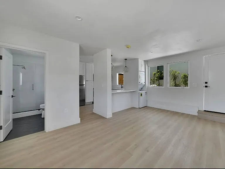 Stylish Santa Monica studio with w/d in unit, and private rear yard. — Photo 10