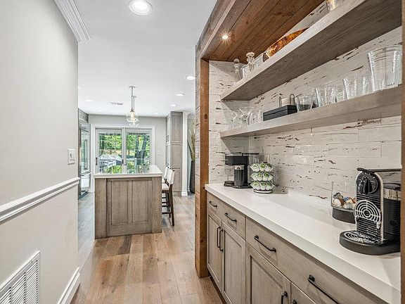 4th image of 10 Pond View Ct Unit 10